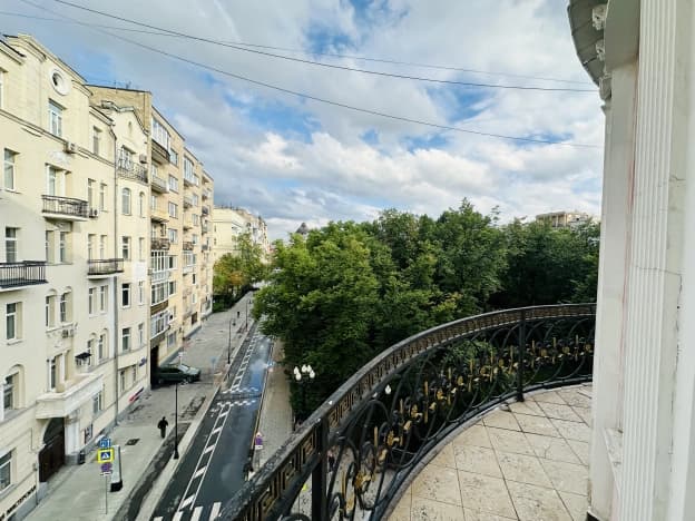 Купить четырехкомнатную квартиру на улице Кропоткинский переулок в Москве. Вариант № 2246341, 1, площадь - квм, цена 298000000 рублей