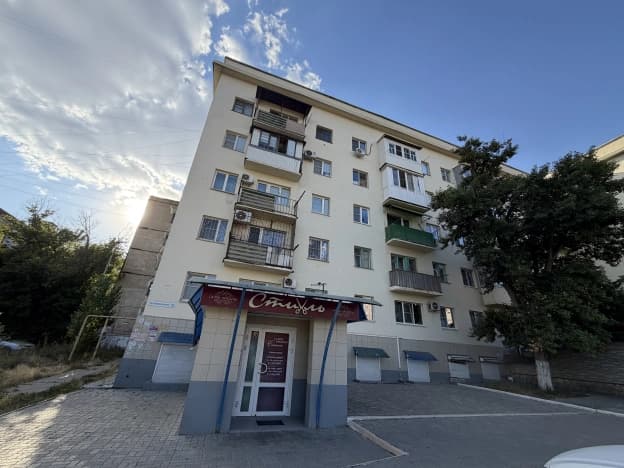Купить квартиру с балконом на вторичке в Волгограде. Вариант № 2303841, 0, площадь - квм, цена 3700000 рублей