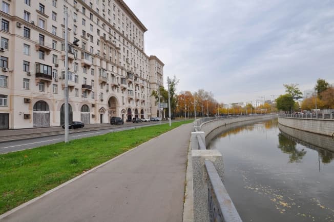 Купить трехкомнатную квартиру рядом с метро на вторичке в Москве. Вариант № 2376052, 1, площадь - квм, цена 27500000 рублей